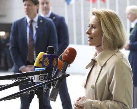 EU’s udenrigschefer på sidelinjen mht. krigen i Iran. Men de håber på at kunne give Ukraine et lån