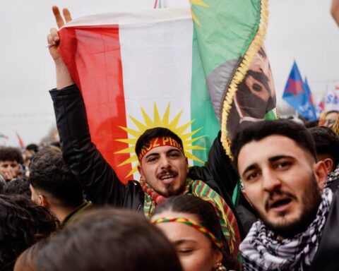 Håb og modstand ved kurdisk folkefest i Istanbul: “’Newroz’ er stadig en protest for kurdiske rettigheder”