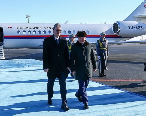 Lokalvalg i Serbien: voldelige sammenstød og kritik af uregelmæssigheder