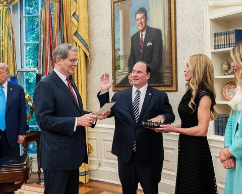 Hormuz-krisen i hårdknude, den globale økonomi lider, og i USA er flådeministeren blevet fyret