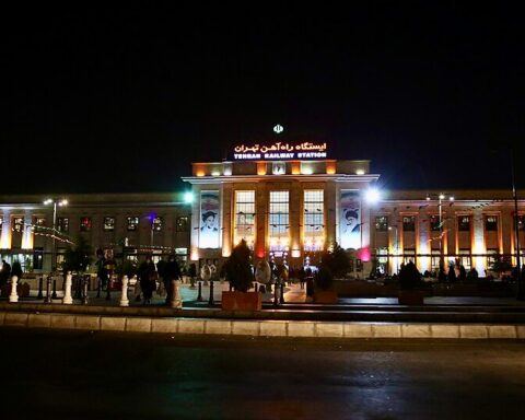 Før Trumps deadline advarer Israel iranerne: Rejs ikke med tog i dag