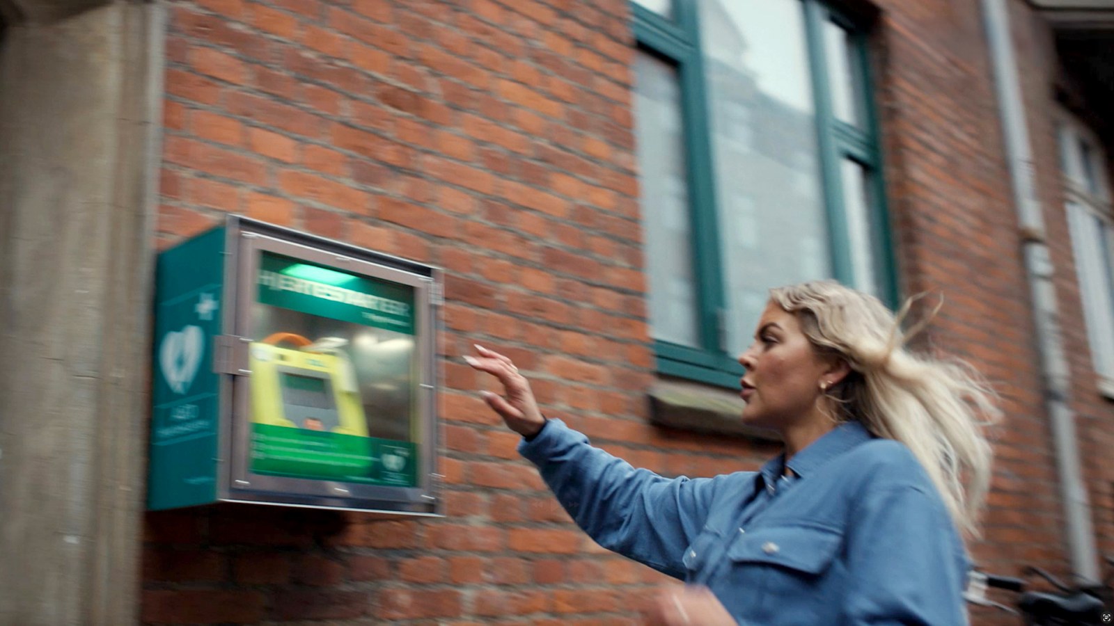 En hjerteløber henter hjertestarterkasse