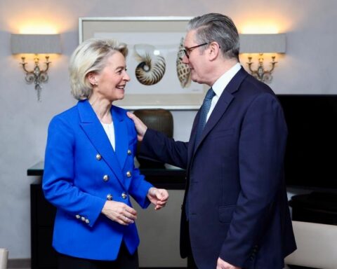 Den britiske regering søger tættere EU-samarbejde, men modstandere advarer