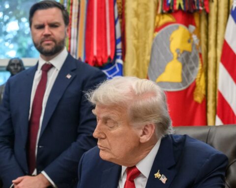Våbenhvilen hænger i tynd tråd: I eftermiddag blokerer Trump Hormuz-strædet