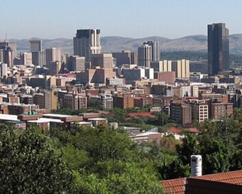 I Sydafrika kan valgkampens temaer læses i vejskiltene