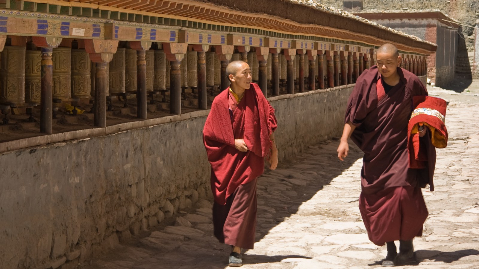 Monke ved kloster i Tibet