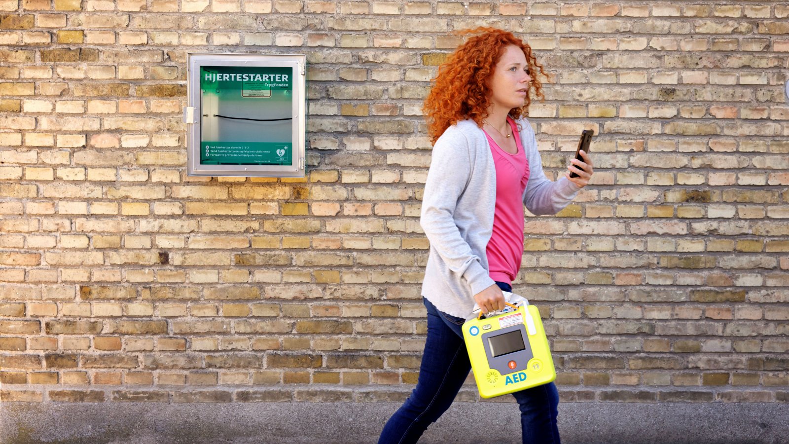 En hjerteløber i aktion med genoplivningsudstyr og app