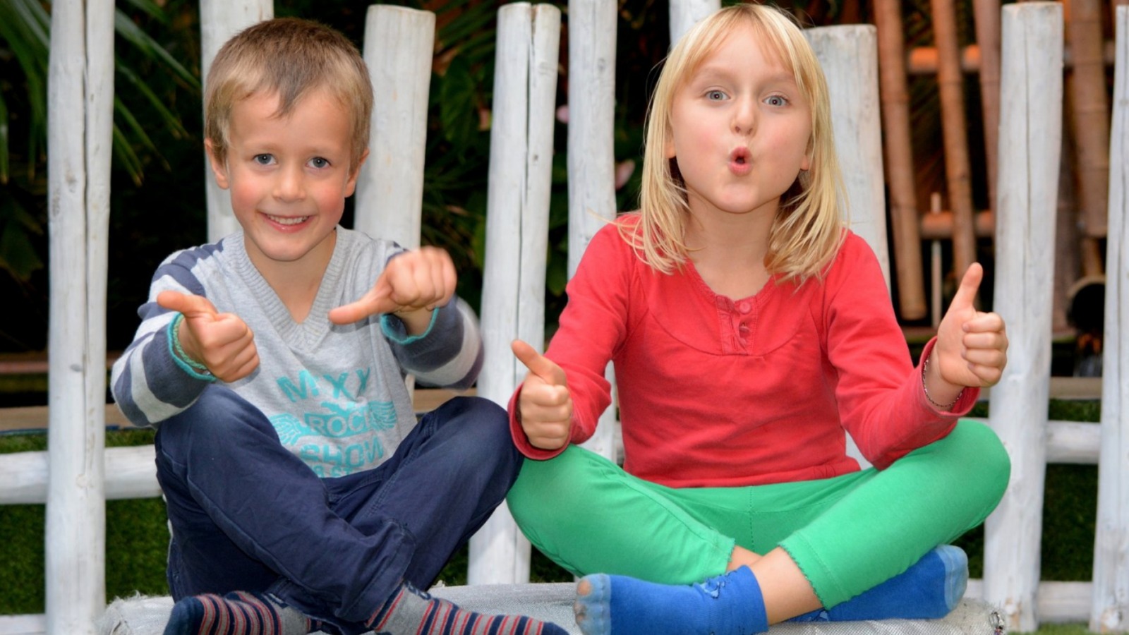 Et par børn i dagsinstitution.