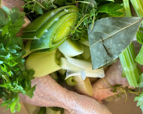 Broth: Gryderne stod og boblede i timevis, i dagevis