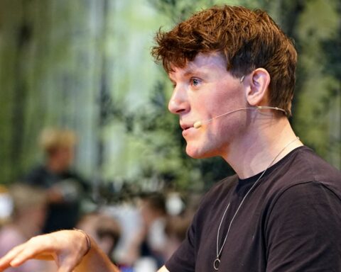 Årets mest ligegyldige bog: Tobias Hamanns tyndslidte navle har brug for noget ro 