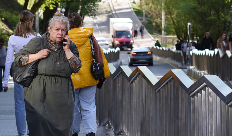 Ukrainsk kvinde med telefon - et af de mange ofre for Ruslands kognitive krigsførelse