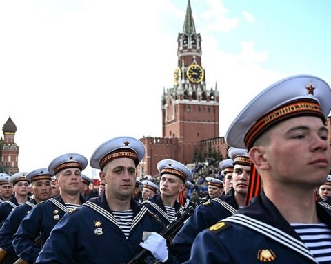 Ukraine får guld og kontanter tilbage. Moskva frygter angreb på V-dag og truer med hævnangreb