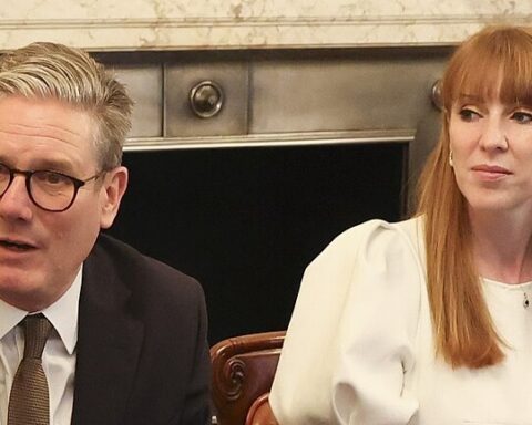 Briterne stemmer i dag. De gamle partier, Labour og Konservative, står til en lussing
