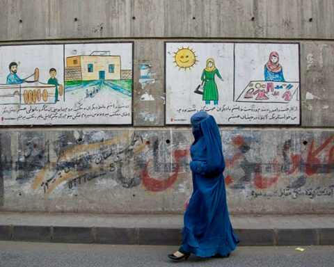 Afghanske familier sælger deres døtre for at få råd til mad. FN mangler penge til “livlinen”