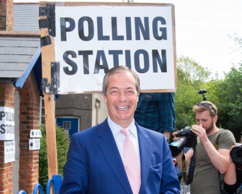 Han kan mere end at drikke øl: Nigel Farage kan lægge de gamle partier helt ned