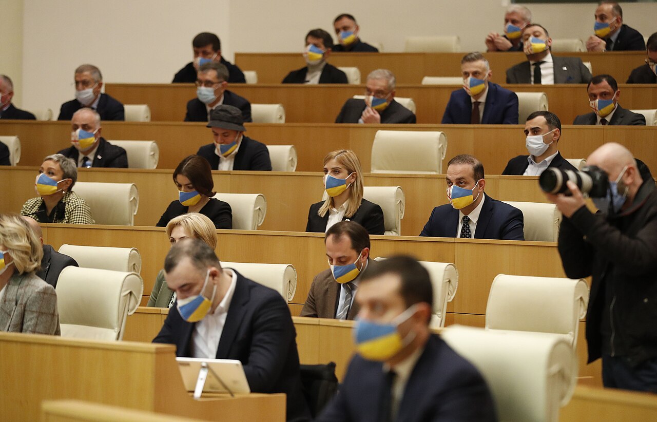 Politikere fra Georgien bar Ukraine-mundbind i 2022, men ville ikke indføre sanktioner mod Rusland som følge af invasionen af Ukraine.