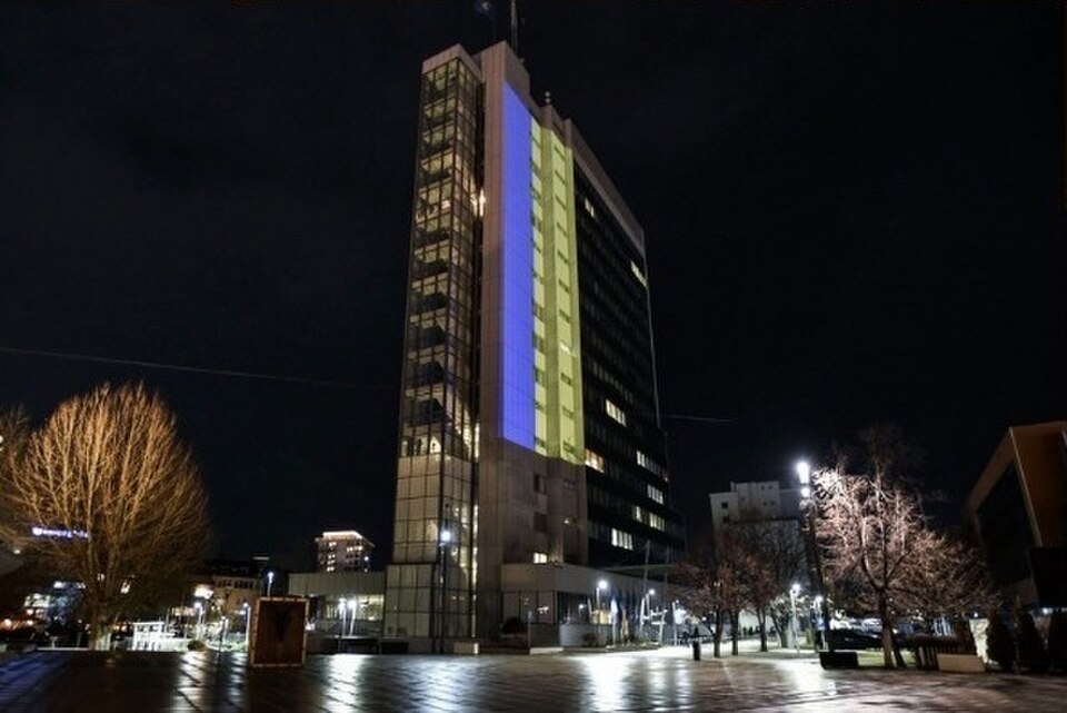 Ukrainske farver på bygning i Kosovo
