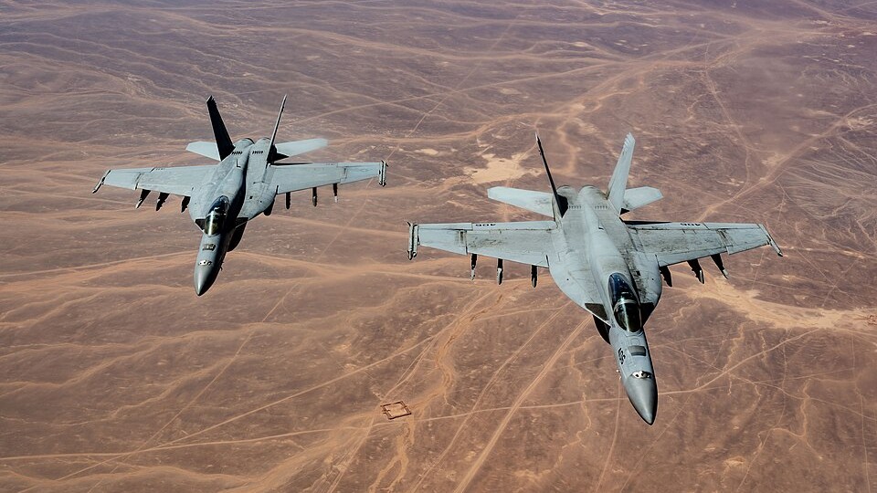 U.S. Navy F/A-18 Super Hornets, assigned to the Harry S. Truman Carrier Strike Group’s Strike Fighter Squadron (VFA) 136, fly a mission over the U.S. Central Command area of responsibility, March 2, 2025. Foto: Jackson Manske, via WikiMedia Commons