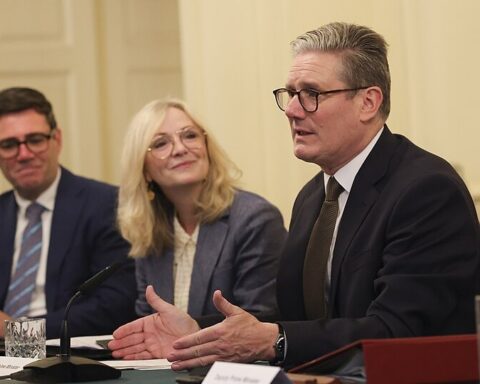 Kaos i Labour: Starmers sundhedsminister går af, mens rival melder sig klar til formandskamp