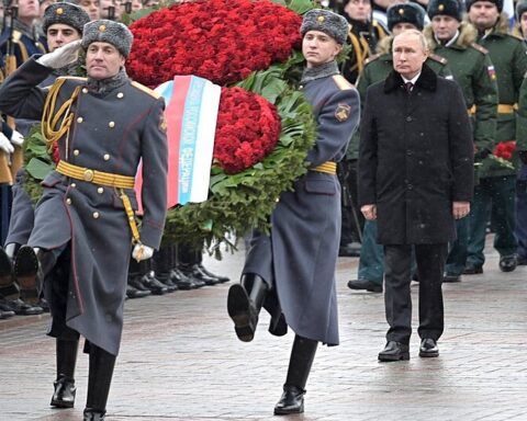 Putin lokker nye soldater med omfattende gældssanering og fordele
