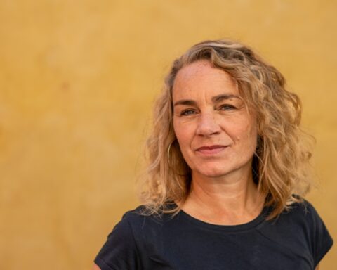 Kamilla Hega Holst rammer tidsånden med en roman om systemsvigt, vanvid og kærligheden mellem mor og søn
