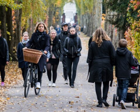 Small talken er død i Danmark, så nu tager jeg et trick fra New York i brug