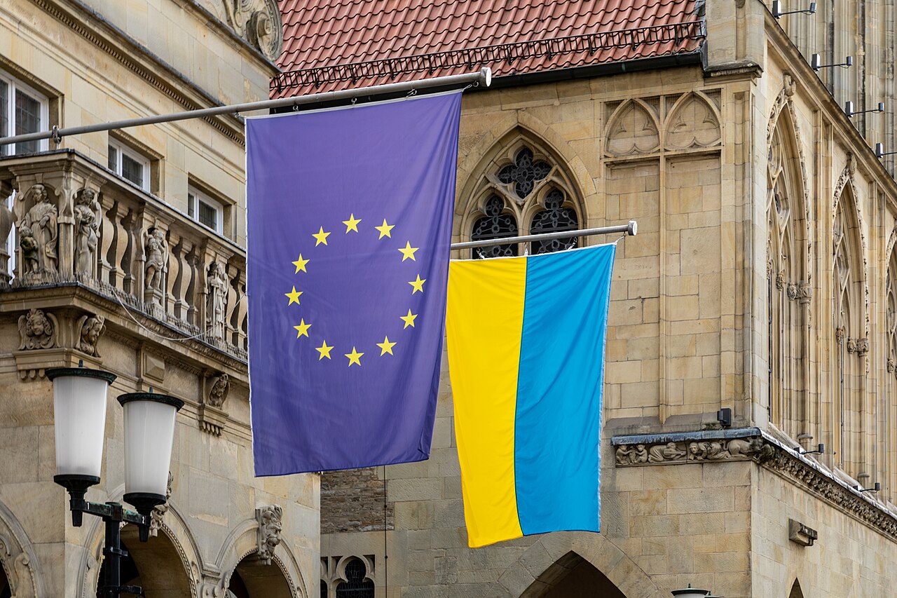 EU-flaget side om side med de ukrainske flag.