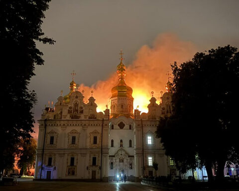 Mindst ni dræbt i omfattende russiske angreb på Ukraine. Historisk kloster står i brand