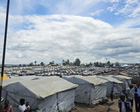 Kigonzi-lejren for internt fordrevne i Bunia idet østlige Congo. Seneste opgørelse fra UNOCHA, FN's kontor for koordinering af humanitær indsats, viser, at 980000 mennesker er fordrevet fra deres hjem, alene i provinsen Bunia. Foto: WHO