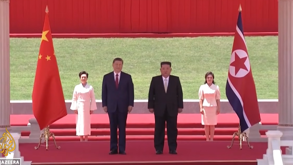 Kinas præsident, Xi Jinping og Nordkoreas præsident Kim Jong-un under Xis netop overståede 2-dages besøg i Nordkorea. Foto: skærmbillede fra Al Jazeeras Youtube-kanal