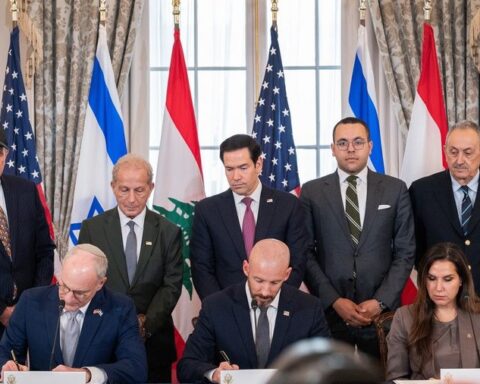 Bevægelse i Mellemøsten: USA og Iran fastholder dialogen, mens Israel og Libanon tager første skridt mod fred