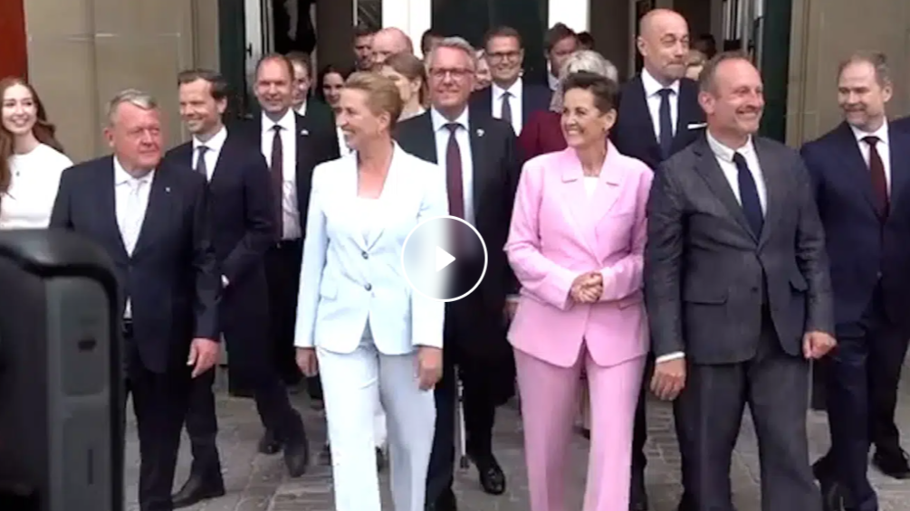 Statsminister Mette Frederiksen præsenterer sit nye ministerhold, i alt 21 ministre, 11 kvinder og 10 mænd, på Amalienborg Slotsplads. Foto: skærmbillede fra Berlingske live-sending, 3. juni 2026