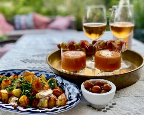 Snyde-patatas bravas, N’oliven og Salmorejo med gildas med inspiration fra Malaga