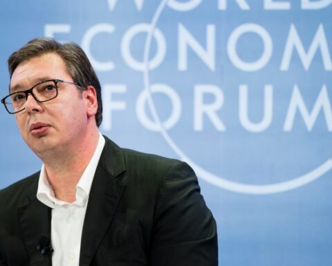 Serbien mellem Bruxelles og Moskva: Kan Vučićs balancekunst føre landet ind i EU?