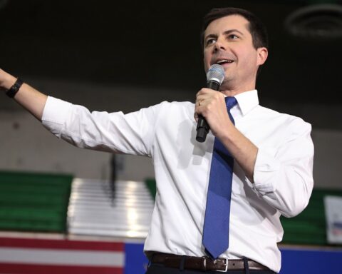 ”Swatting”-angreb mod Pete Buttigieg og hans børn er et nyt eksempel på en polarisering i USA, der er ude af kontrol