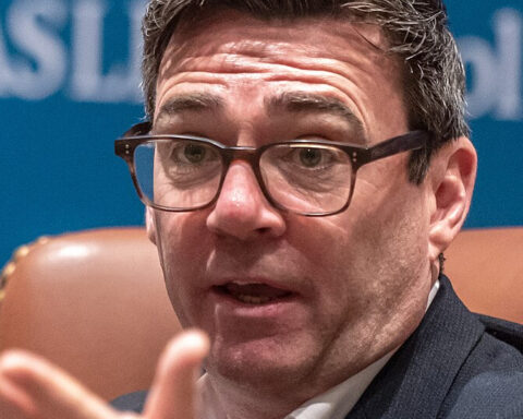 Fredag eftermiddag bliver Andy Burnham leder af Labour. På mandag flytter han ind i No. 10