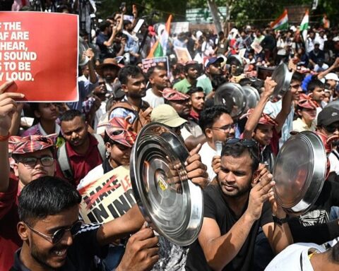 Politiet slår hårdt ned på Indiens nye protestbevægelse, ”kakerlakkerne”