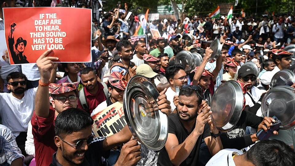 English: Cockroach janta party protestors holding posters of Bhagat Singh at Jantar Mantar with quote by Bhagat Singh: 