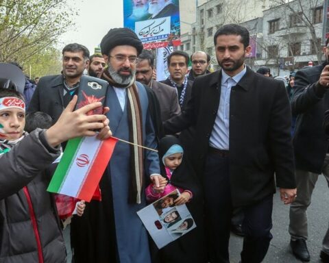 Enorme menneskemængder til Khameneis 12-timers begravelsesoptog i Iran