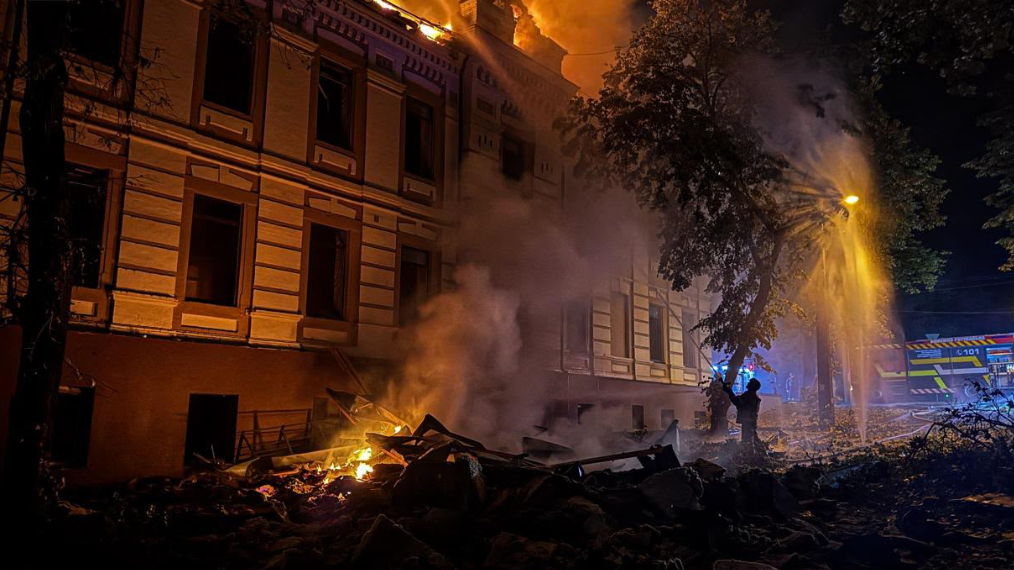 Weekendens russiske stor-angreb medførte omfattende ødelæggelser i Kyev. Foto: fra Præsident Volodomir Zelinskijs X-profil. Søndag den 19. juli 2026