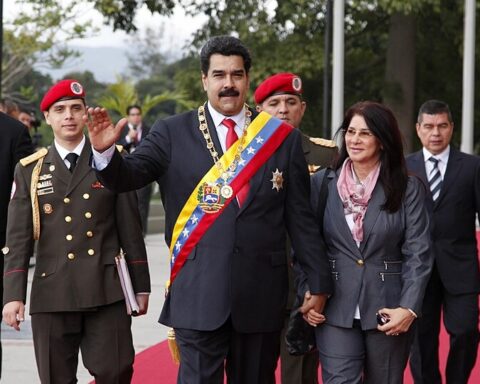 Retssagen mod Venezuelas afsatte præsident Maduro sat på skinner
