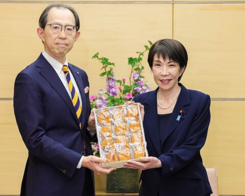 Takaichi kunne gå på vandet. Nu styrtdykker opbakningen til Japans premierminister