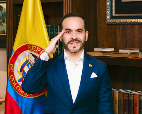 Langt over 100 dræbt i jordskælvet i Colombia i går. Den nyindsatte præsident leder redningsarbejdet