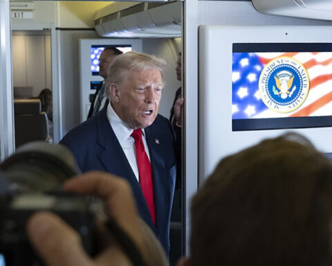 Trump siger (igen), at USA skal forhandle med Iran i dag. Teheran afviser, at der er planer
