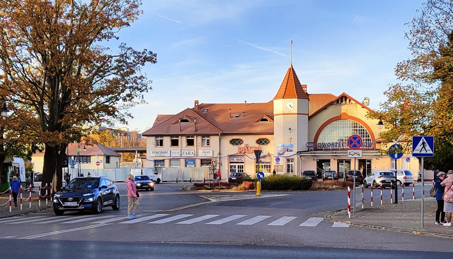Banegården i Kołobrzeg ligner ikke en forsømt forsømt station i østland. Foto: Szczecinolog via Wikimedia Commons