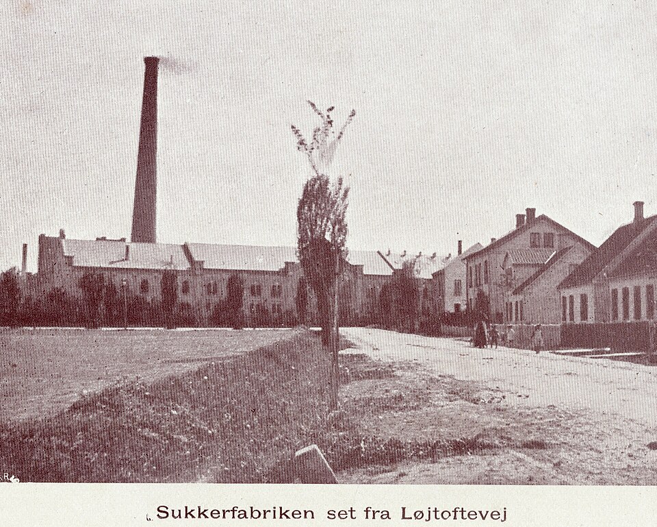 Sukkerfabrikken i Nakskov set fra Løjtoftevej på et historisk postkort. Foto: Wikimedia Commons