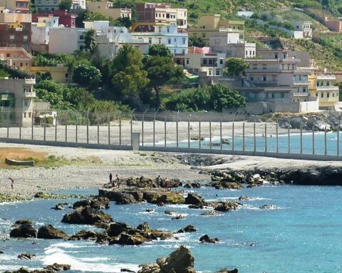Spanien trodser EU og flytter 500 unge migranter fra Ceuta