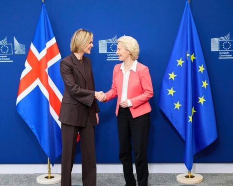 Fisk, Trump og EU deler Island før tæt folkeafstemning