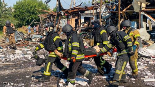 Redningsarbejdere rydder op efter nattens russiske angreb på Ukraine, her i Pechenihy, Kharkiv-regionen. 18. august 2026. Foto: fra præsident Zelinskijs X-profil