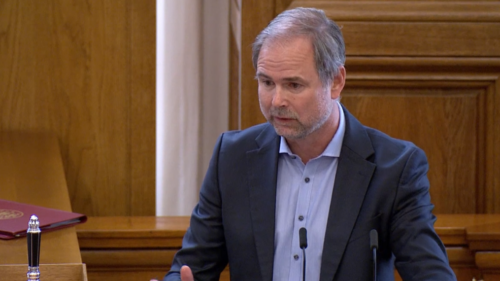Justitsminister Nicolai Wammen var i dag den ene af 3 ministre, der svarede på spørgsmål fra oppositionen under den hasteindkaldte debat i Folketinget om migrant-politikken. Foto: skærmbillede fra DR.